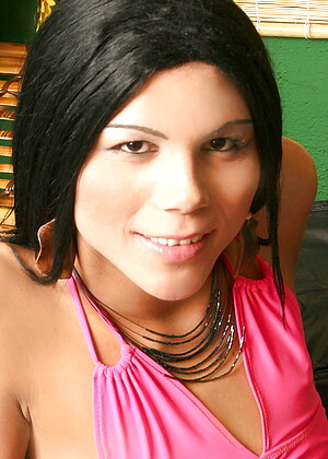 Isabelle De Castro